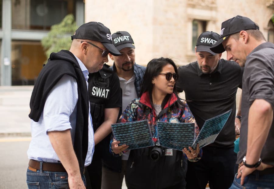 Equipo de empresa con gorras SWAT estudiando una pista en la calle durante un escape exterior en Barcelona